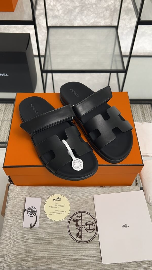 HERMÈS CHYPRE SANDAL BLACK Women’s