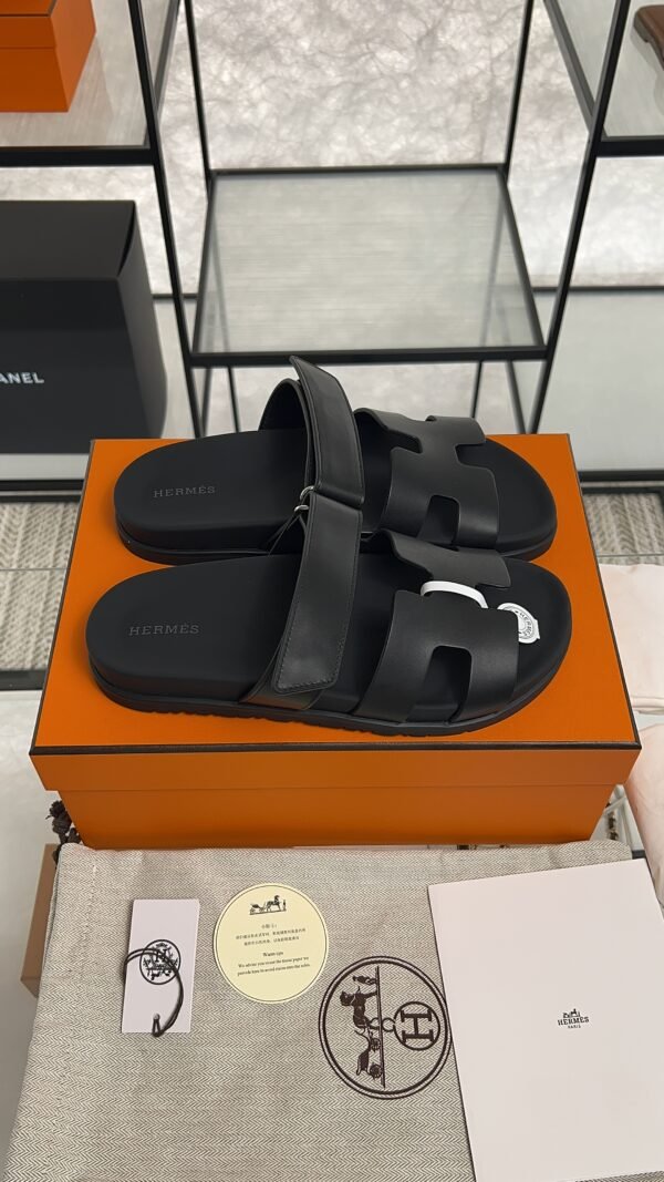 HERMÈS CHYPRE SANDAL BLACK Women’s