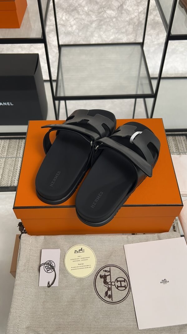 HERMÈS CHYPRE SANDAL BLACK Women’s