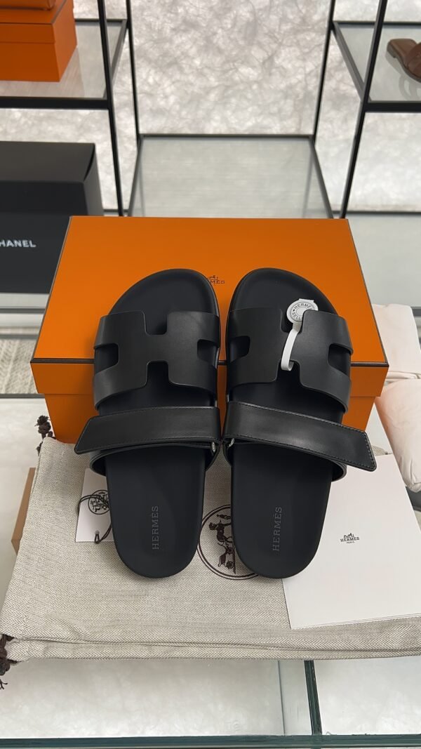 HERMÈS CHYPRE SANDAL BLACK Women’s