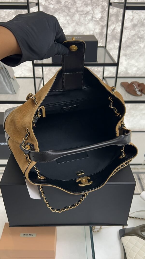 CHANEL 2024/25 Métiers d’art Shopping Bag