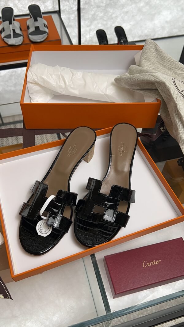 Hermès Oasis Sandals Shiny Alligator Black