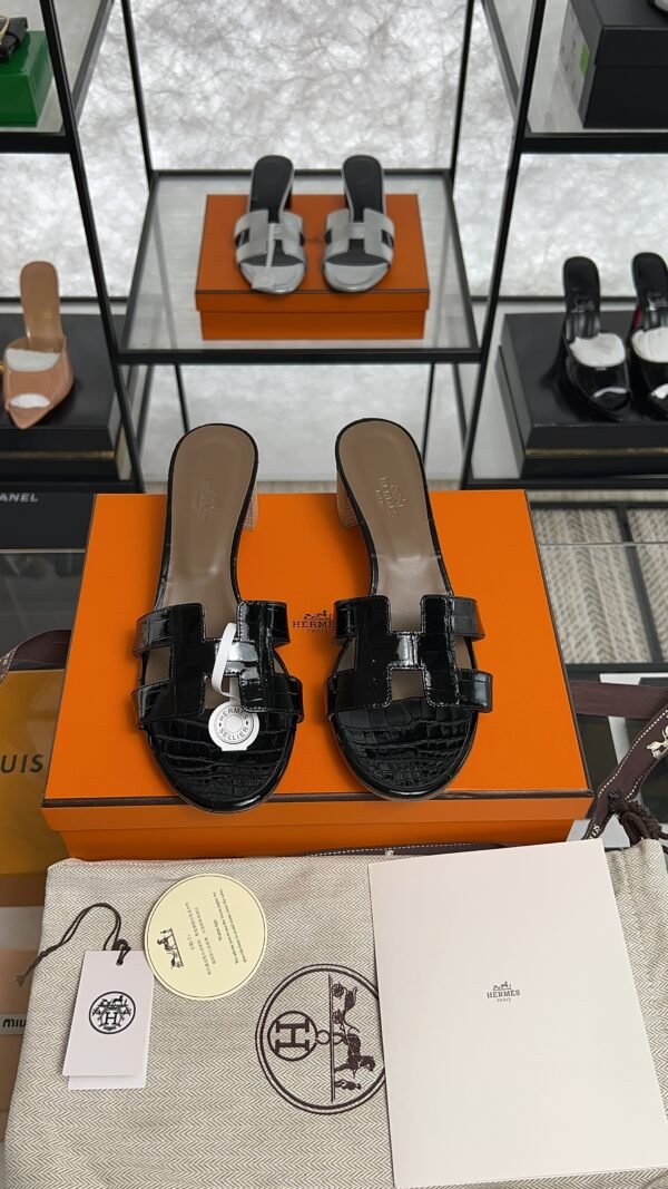 Hermès Oasis Sandals Shiny Alligator Black