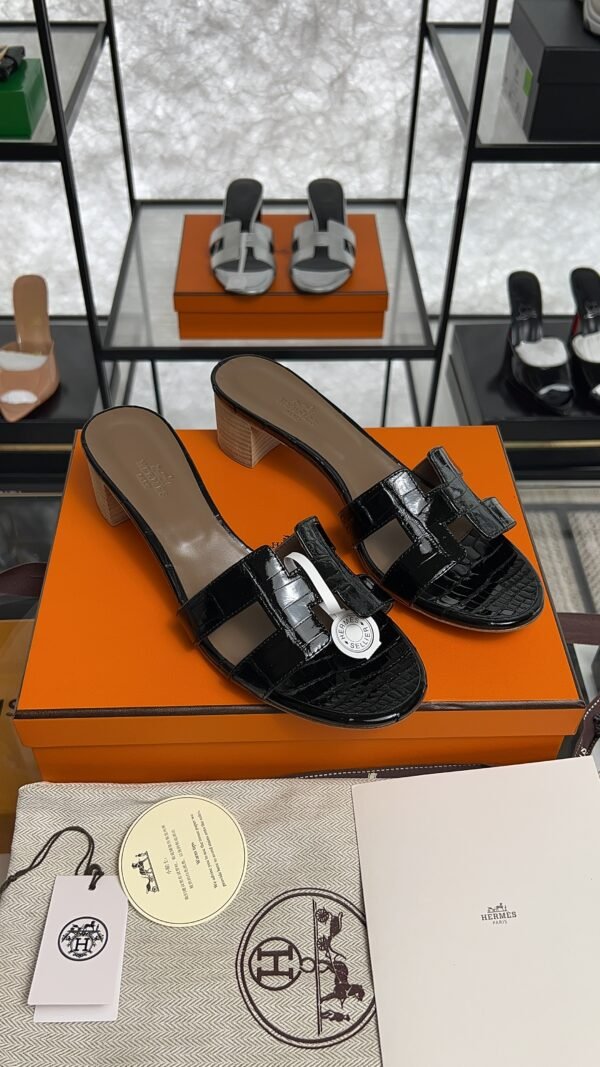 Hermès Oasis Sandals Shiny Alligator Black
