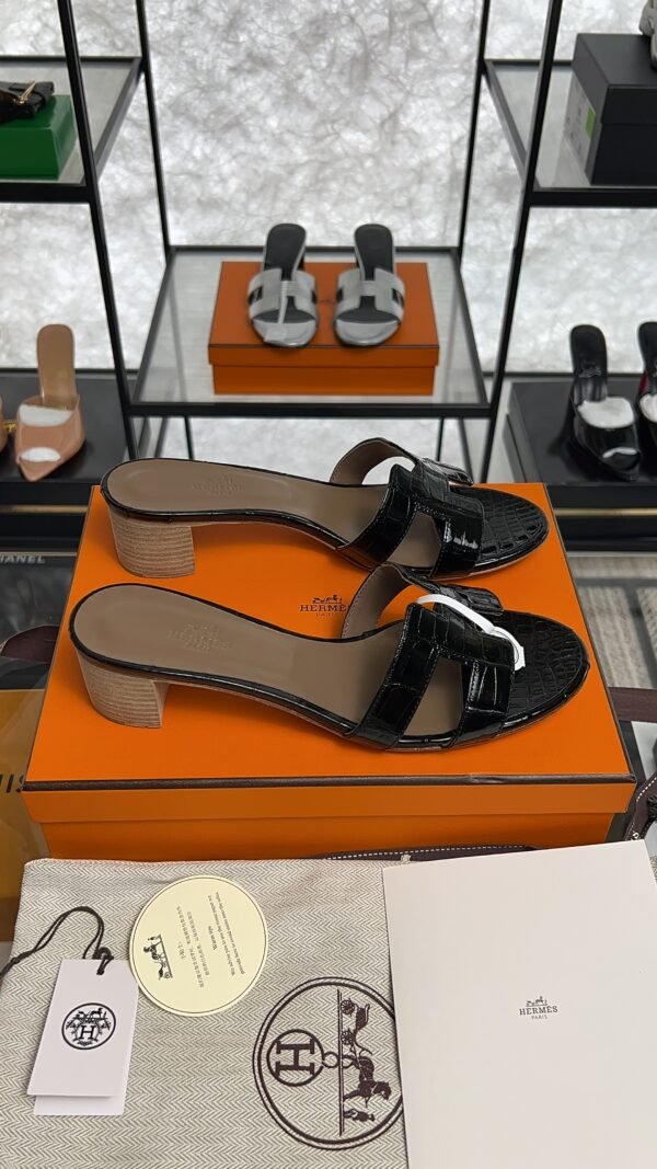 Hermès Oasis Sandals Shiny Alligator Black