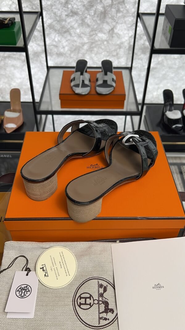 Hermès Oasis Sandals Shiny Alligator Black