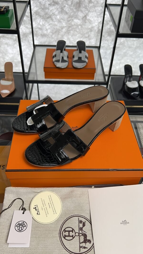 Hermès Oasis Sandals Shiny Alligator Black