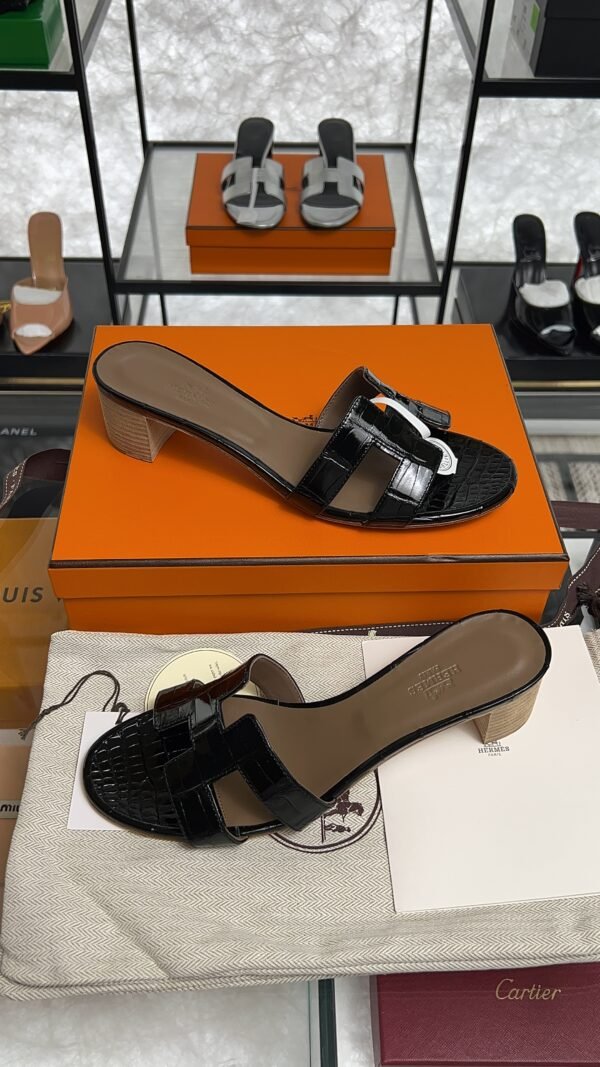 Hermès Oasis Sandals Shiny Alligator Black