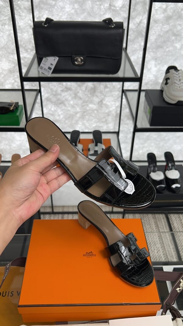 Hermès Oasis Sandals Shiny Alligator Black