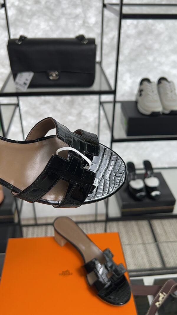 Hermès Oasis Sandals Shiny Alligator Black