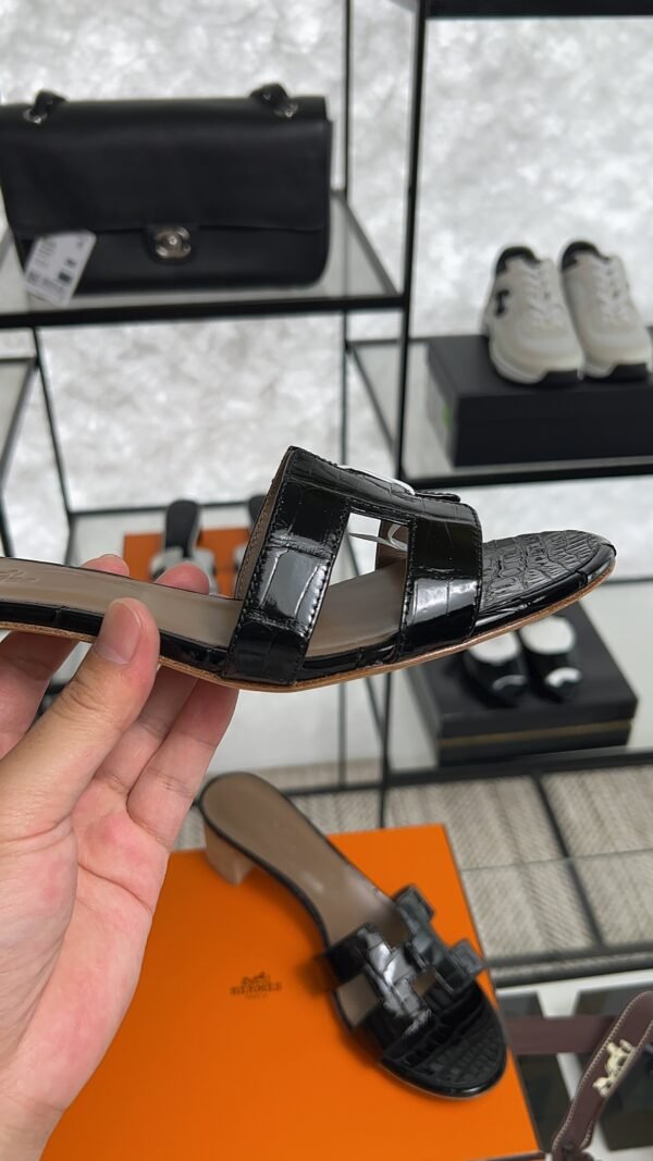 Hermès Oasis Sandals Shiny Alligator Black