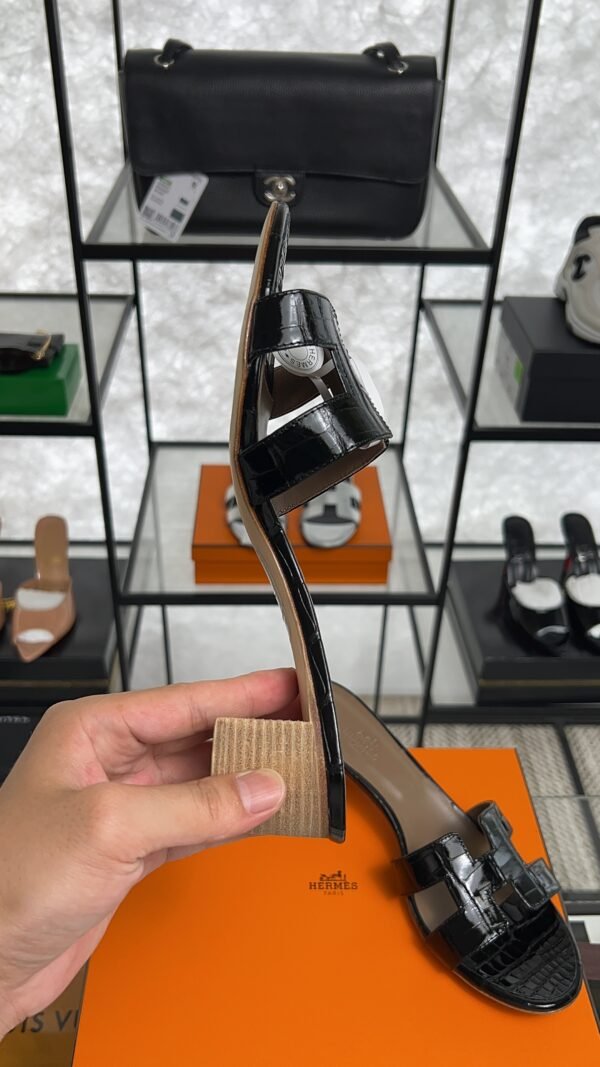 Hermès Oasis Sandals Shiny Alligator Black