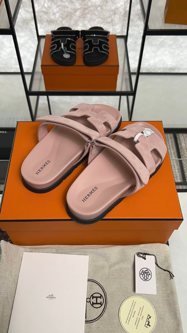 HERMÈS CHYPRE SANDAL Women’s Rose Porcelaine