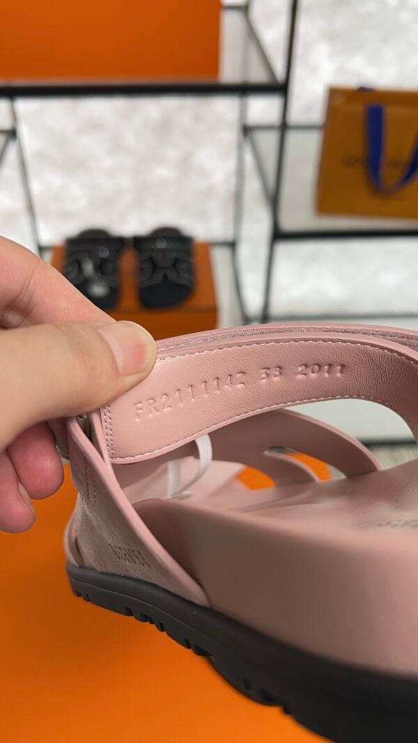 HERMÈS CHYPRE SANDAL Women’s Rose Porcelaine