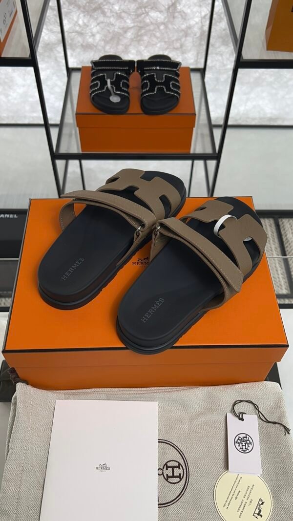 HERMÈS CHYPRE SANDAL Étoupe Women’s