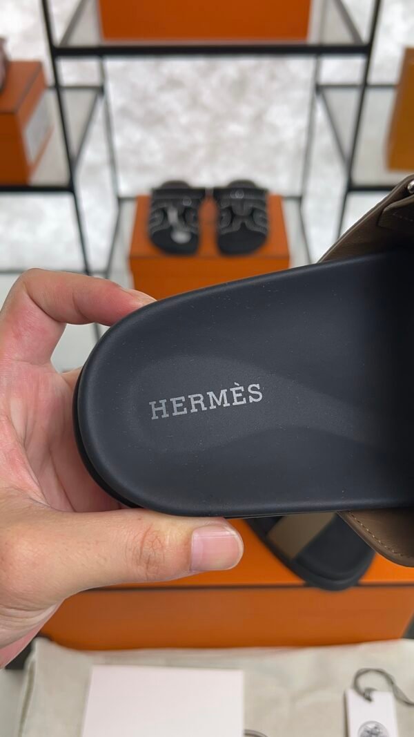 HERMÈS CHYPRE SANDAL Étoupe Women’s