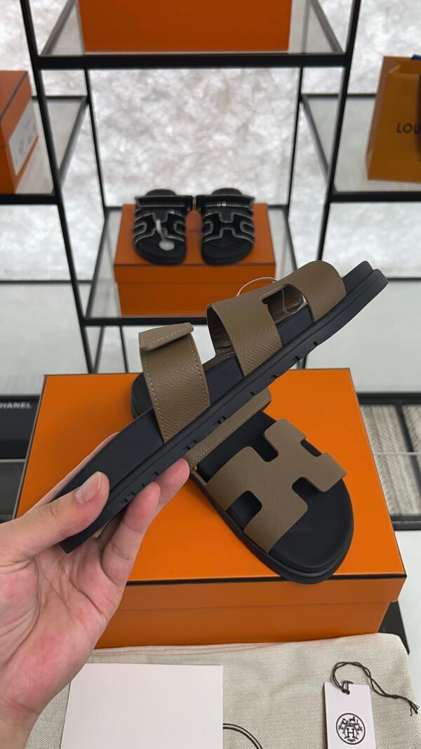 HERMÈS CHYPRE SANDAL Étoupe Women’s