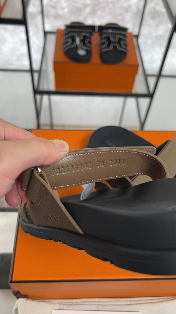 HERMÈS CHYPRE SANDAL Étoupe Women’s